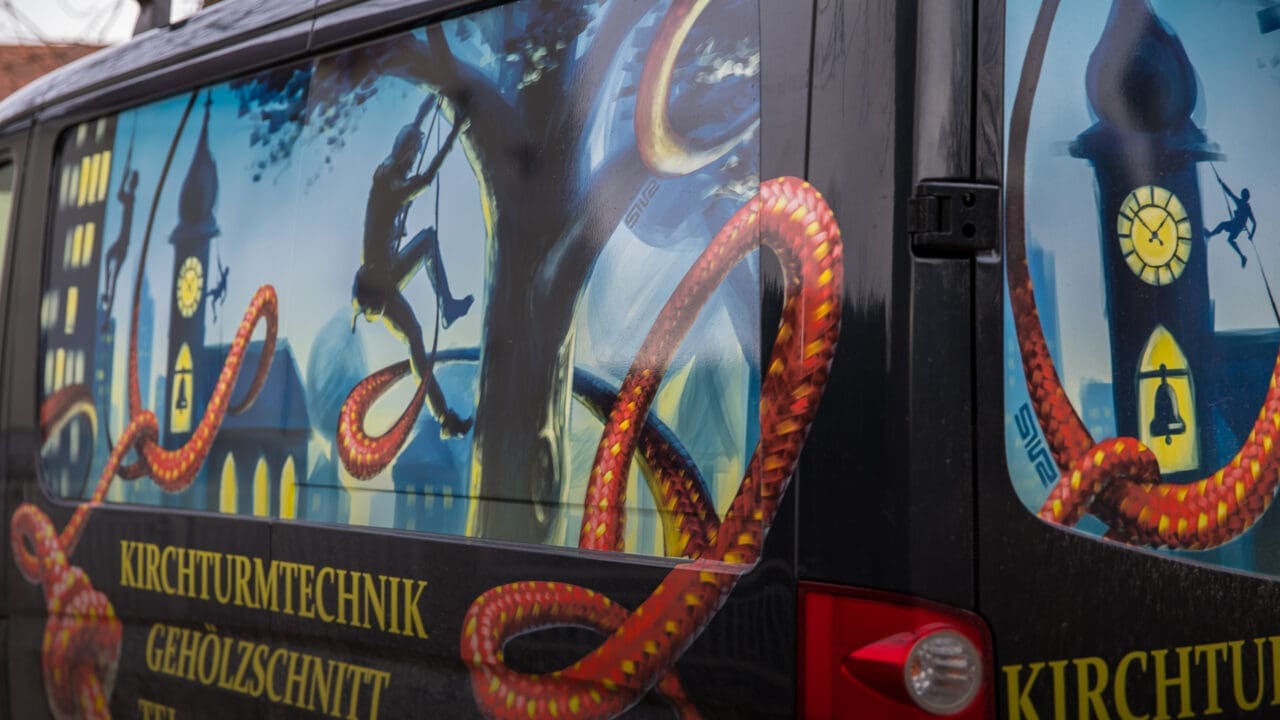 Bus foliert mit Kunstwerk