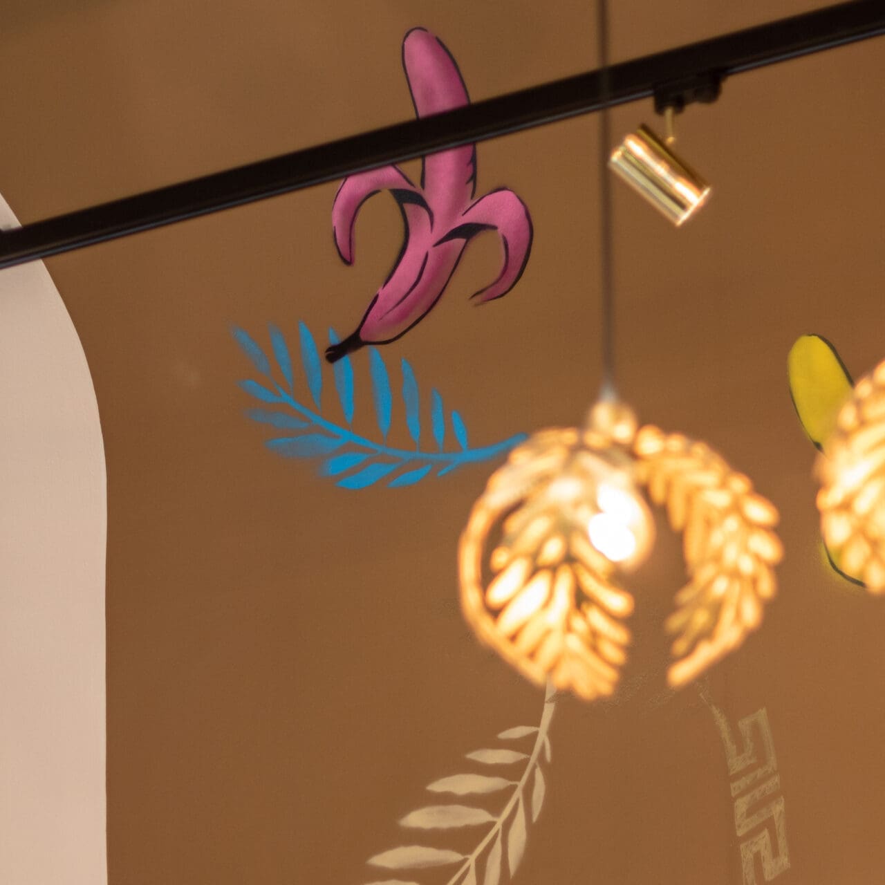 Graffiti- Deckendesign für Shop mit goldener Banane