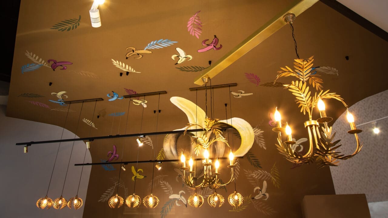 Graffiti- Deckendesign für Shop mit goldener Banane