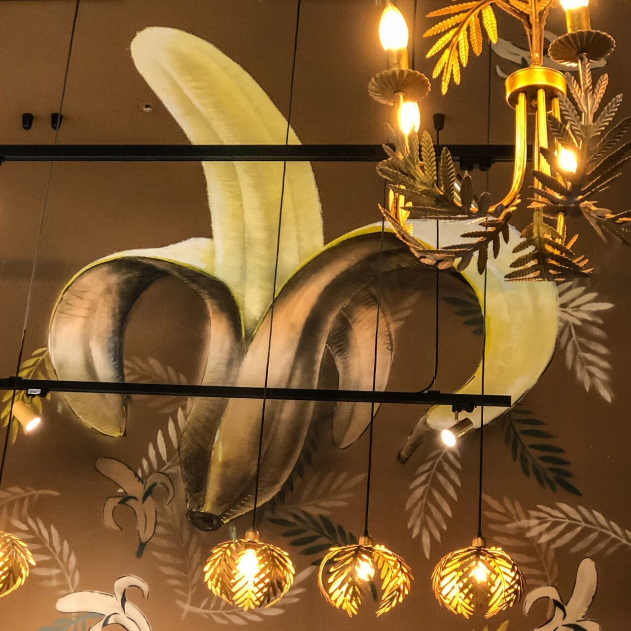 Graffiti- Deckendesign für Shop mit goldener Banane