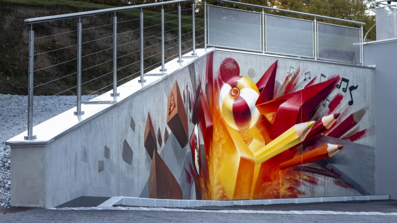 Stahlbetonwand mit Graffiti, Feuermotiv