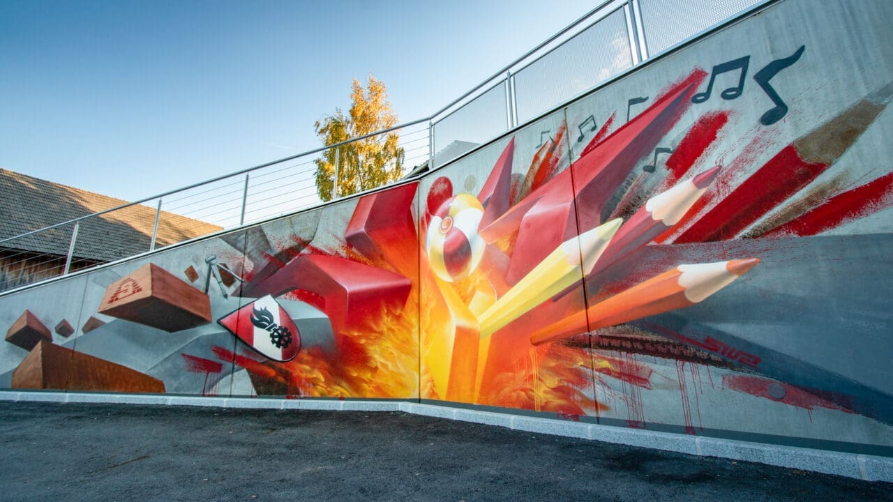 Stahlbetonwand mit Graffiti, Feuermotiv