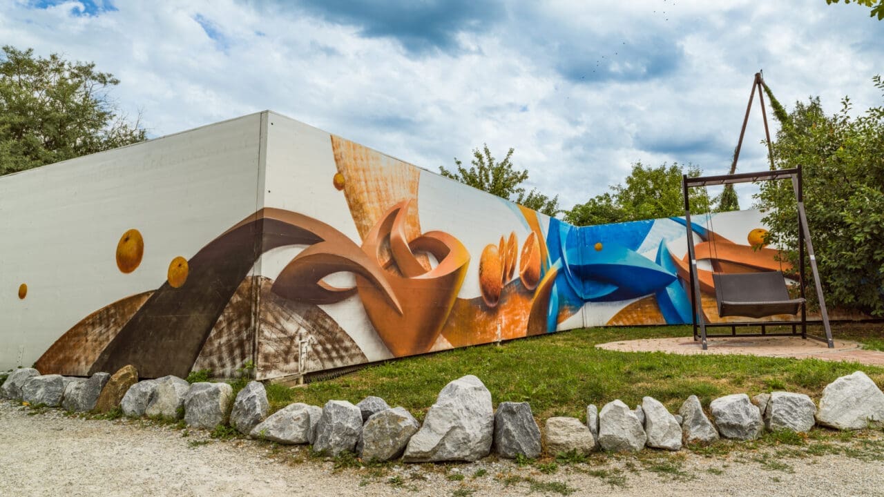 Erlebnisgarten mit Orangen-Graffiti