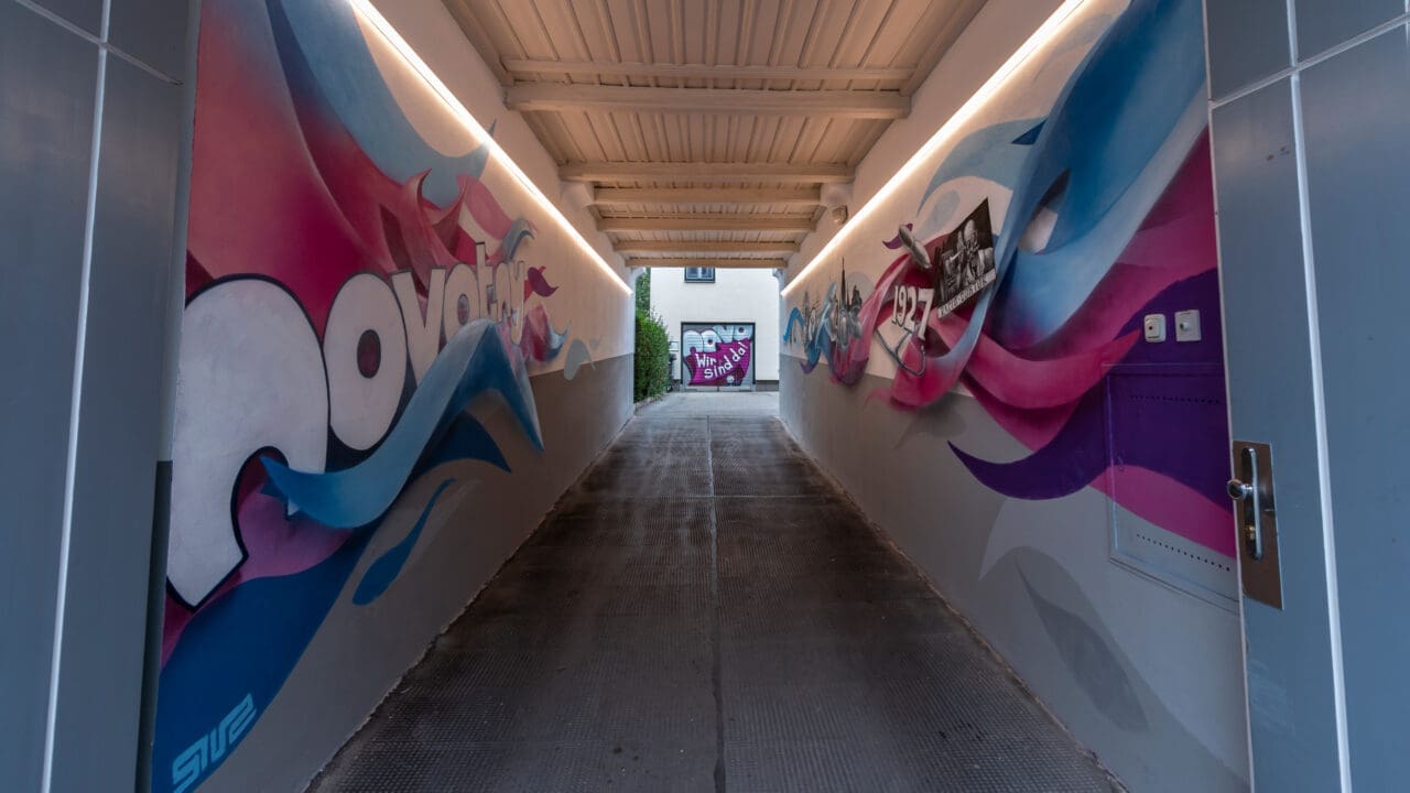 Timeline Firmengeschichte Novotny Krems in pink und blau