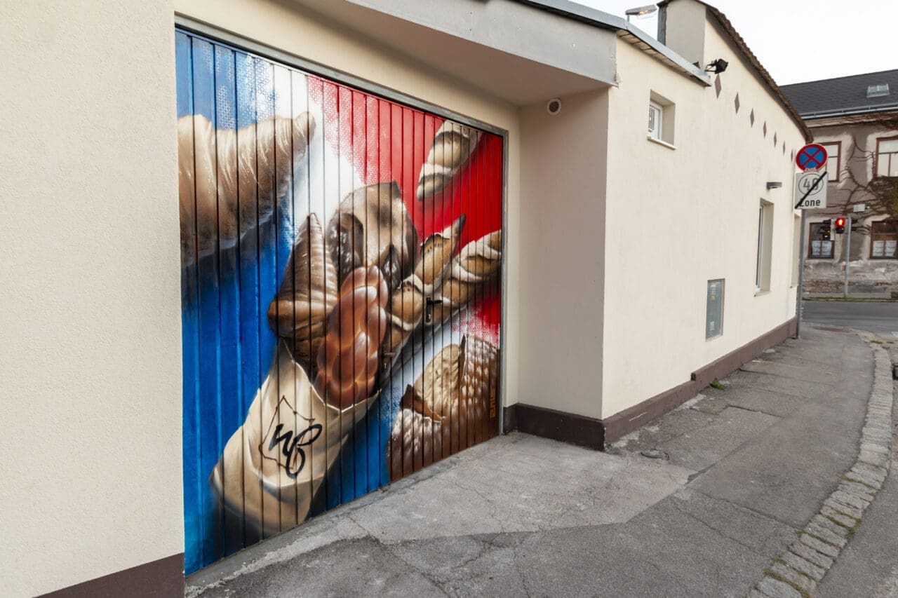 Garagentor mit Graffiti - Gebäck und französische Flagge