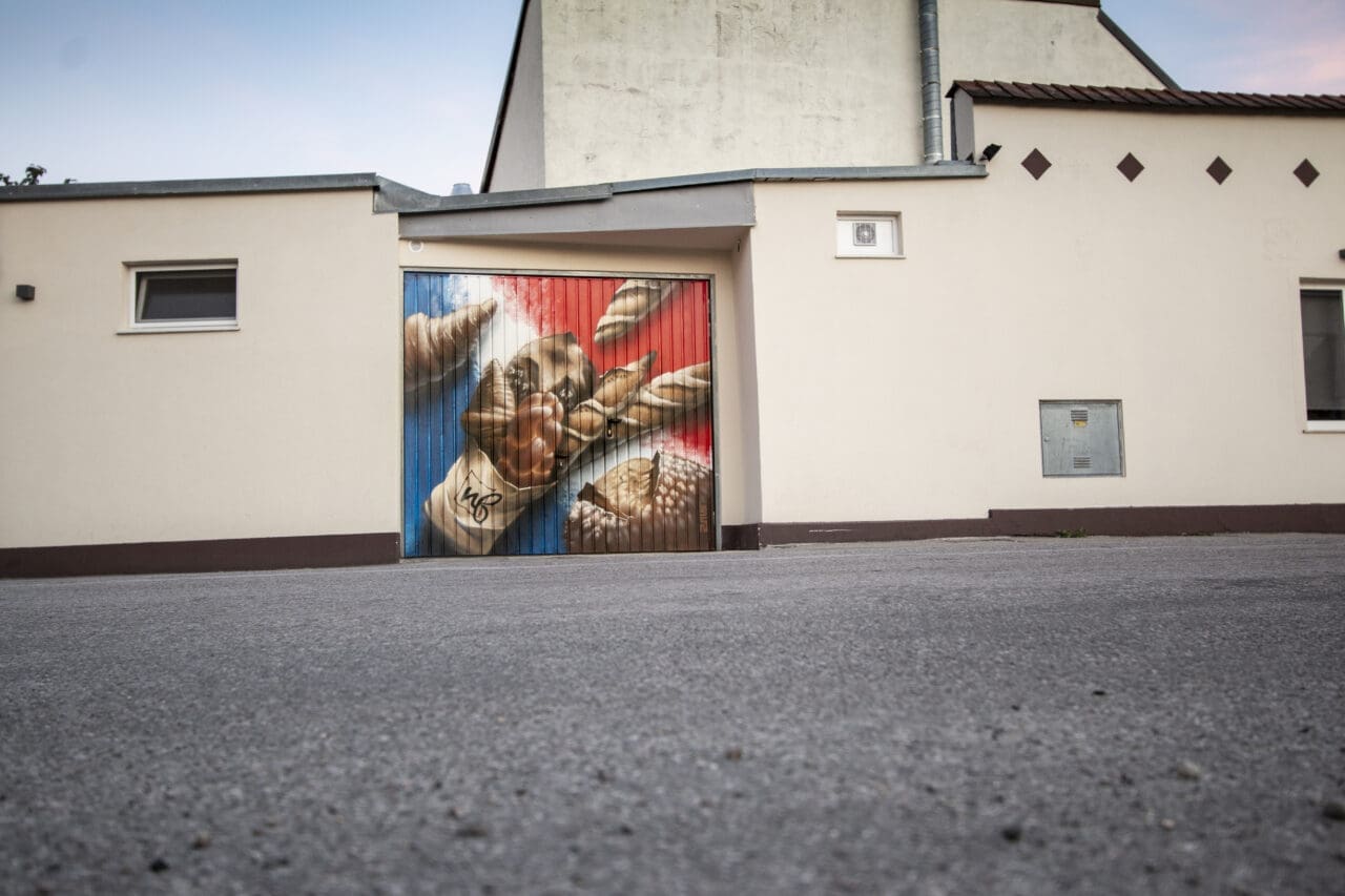 Garagentor mit Graffiti - Gebäck und französische Flagge