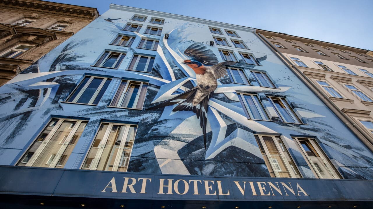 Hotel mit Graffiti und Schwalbe