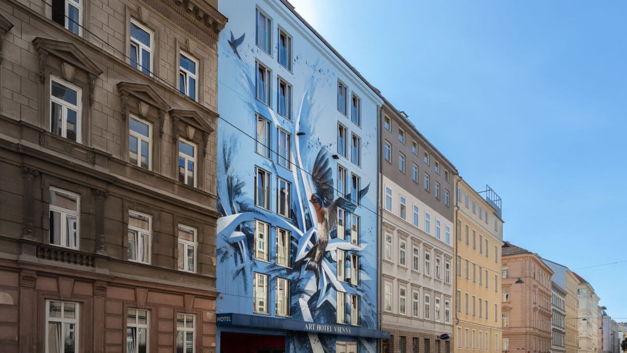 Hotel mit Graffiti und Schwalbe
