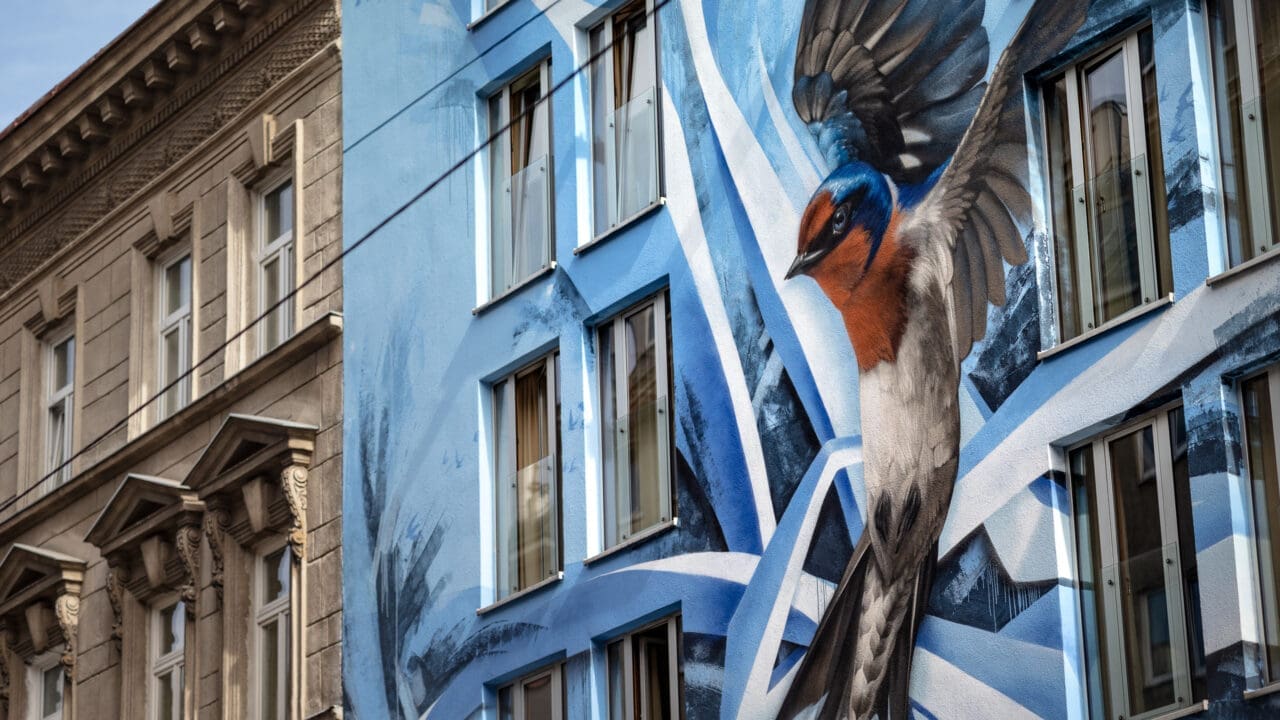 Hotel mit Graffiti und Schwalbe