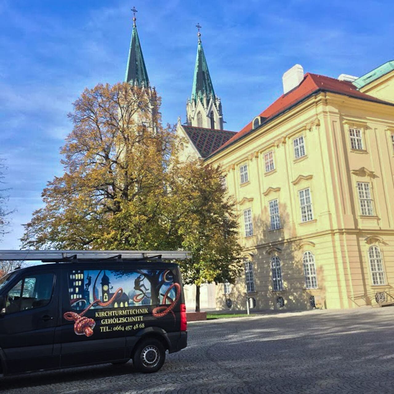 Bus foliert mit Kunstwerk