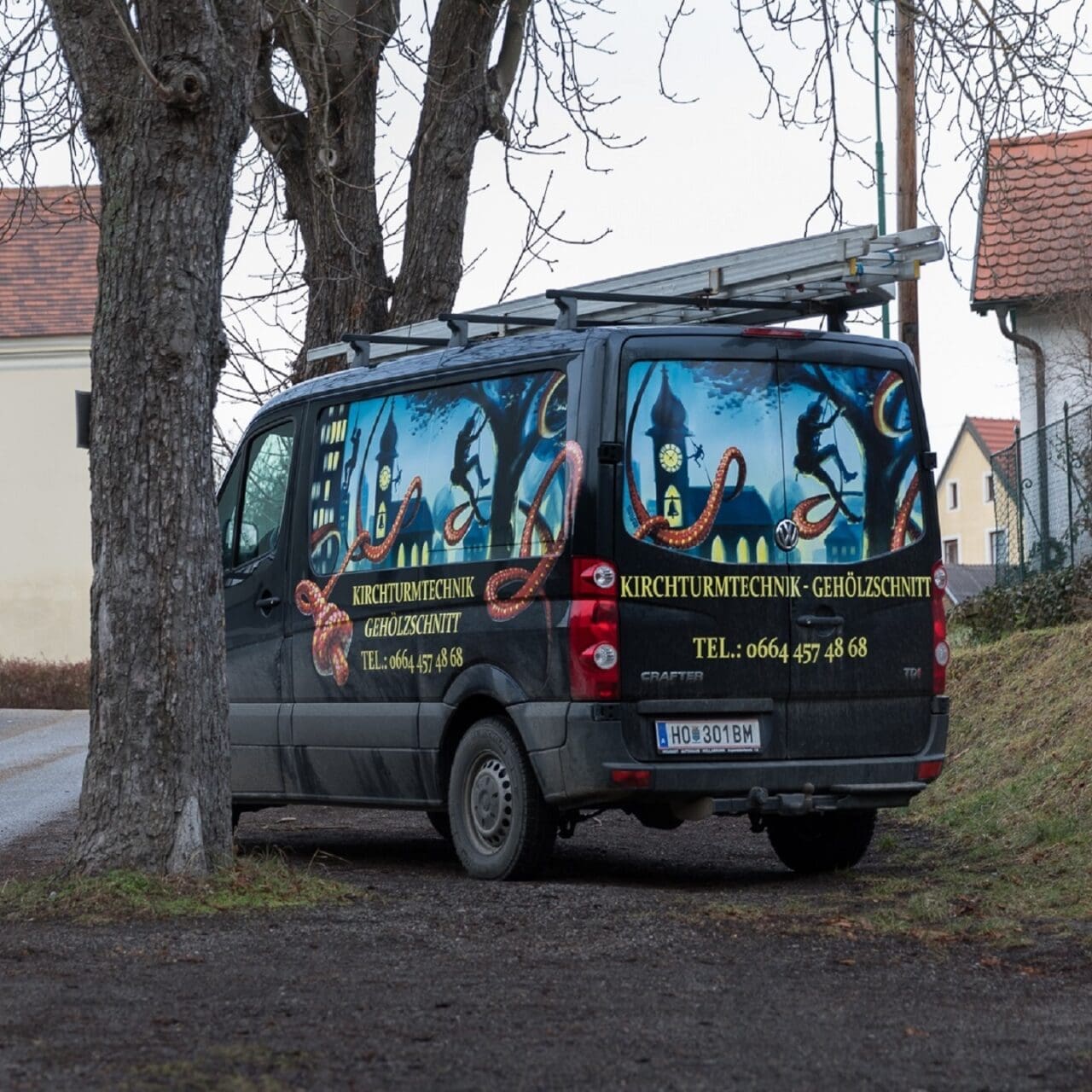 Bus foliert mit Kunstwerk