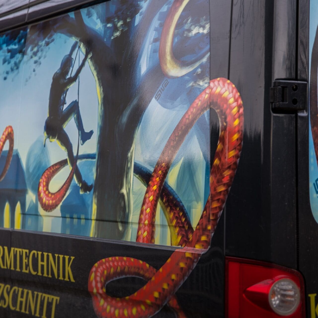 Bus foliert mit Kunstwerk