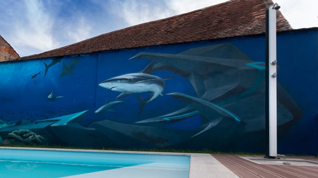 Graffiti am Pool mit Hai