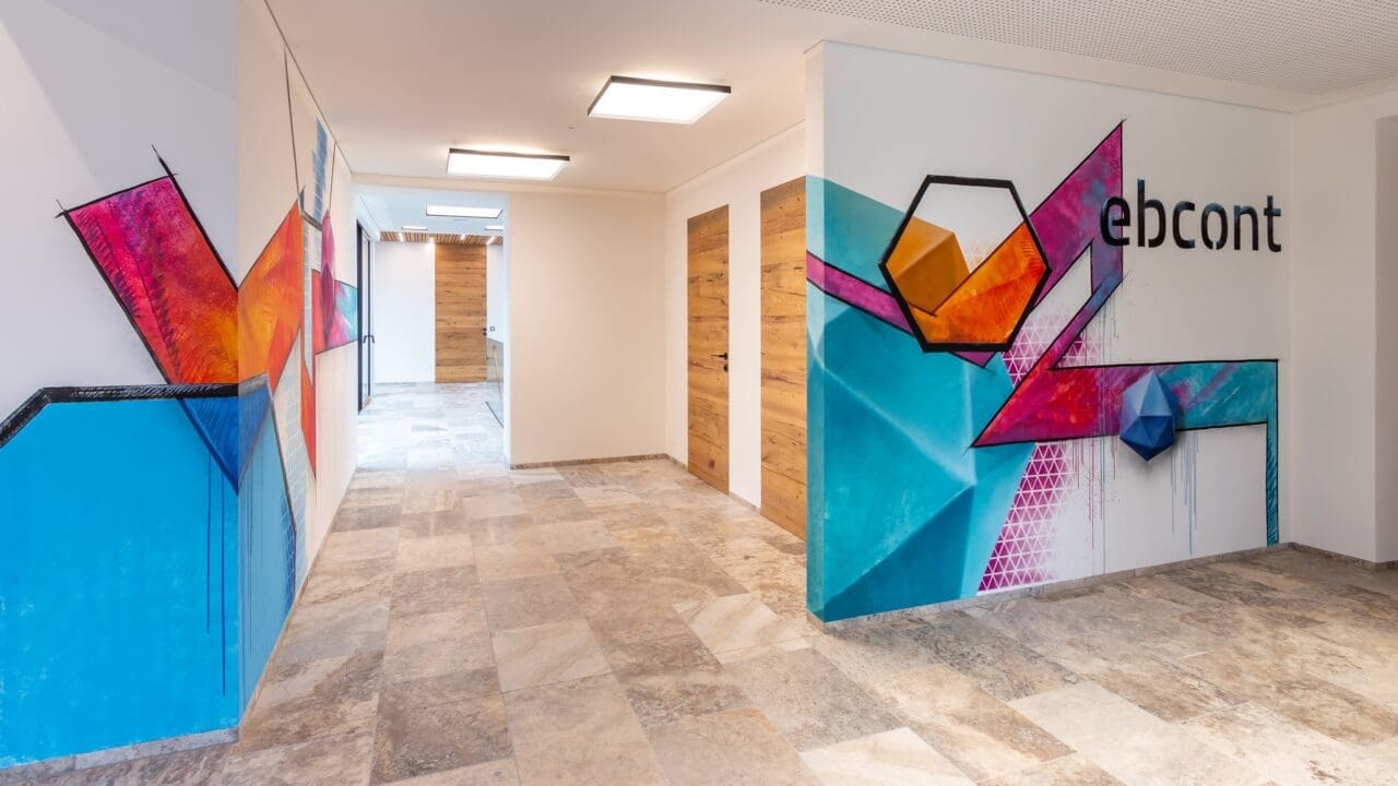 IT Büro mit Wandkunstwerk