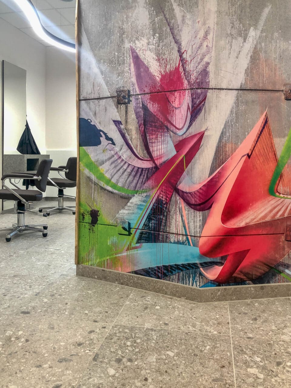 Raumteiler mit Graffiti Print