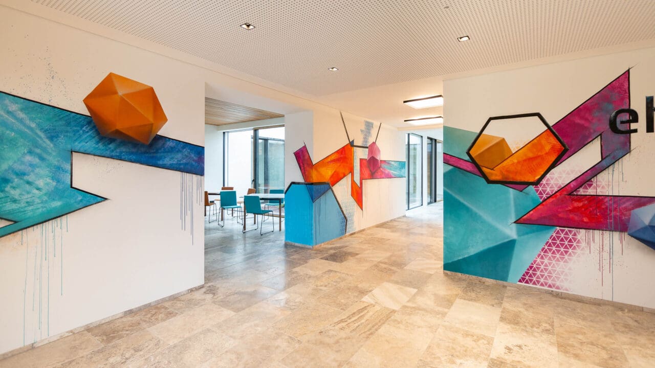 Foyer mit Wandkunstwerk
