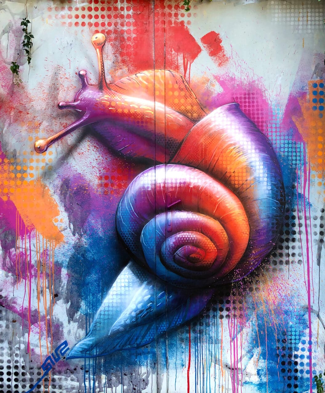 Bunte Streetart-Schnecke für Garagentor