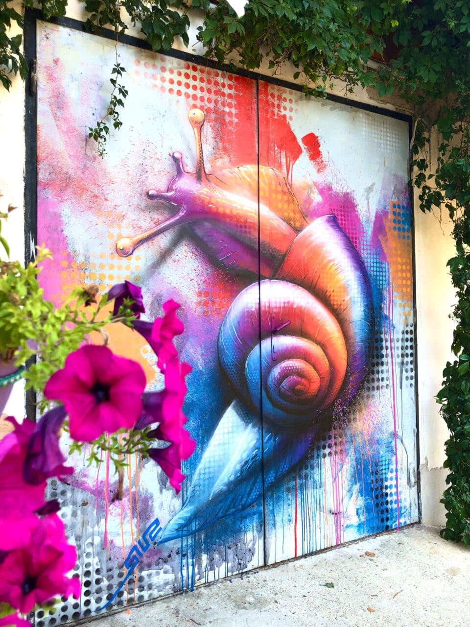 Bunte Streetart-Schnecke für Garagentor