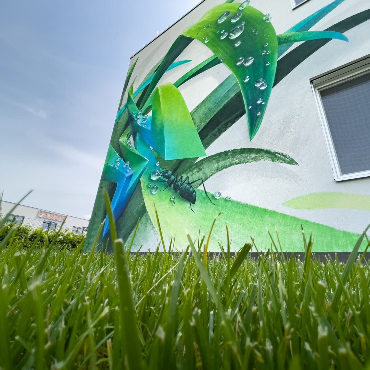 Graffiti Firmenfassade Tau, Künstlerisches Pfingsten