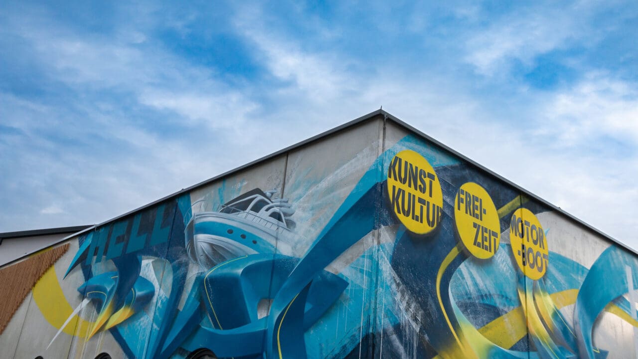 graffiti für schiffsschule betonwand
