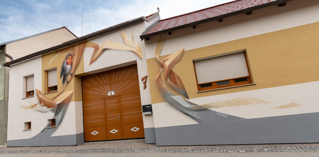 fassadenkunst mit rotkehlchen,Neue Fassade mit modernem Kunstwerk