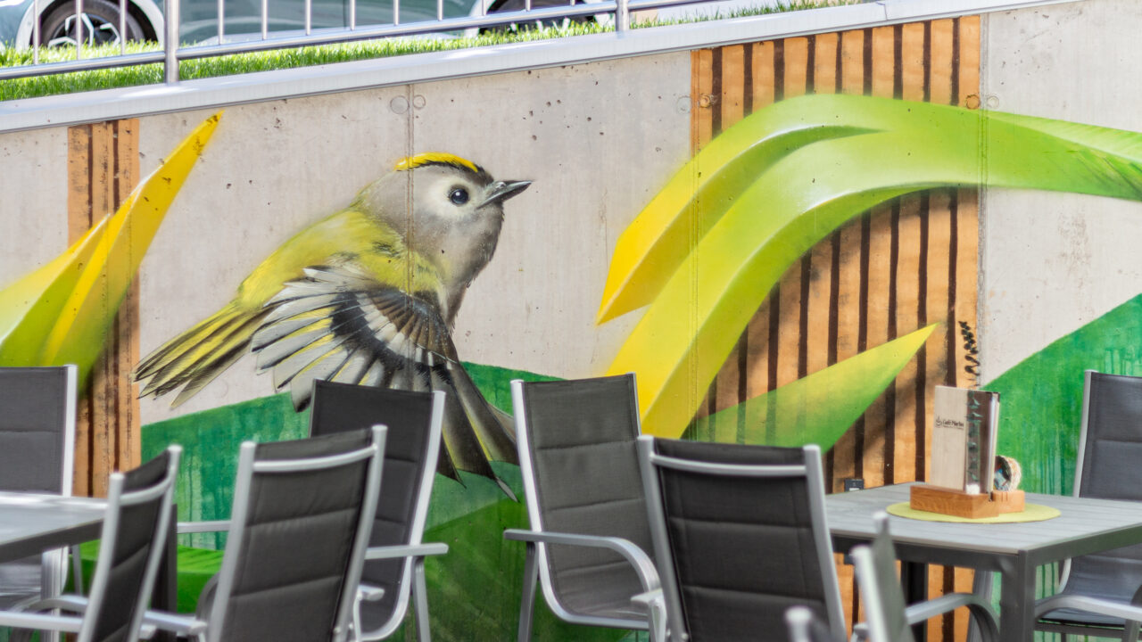 Schanigarten mit Graffiti Vogerl