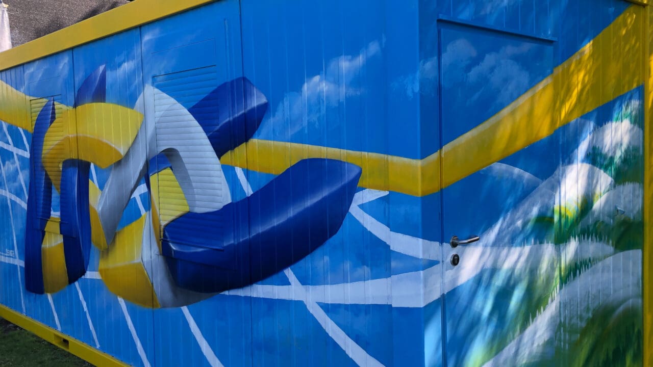 Container mit USC in Blau und Gelb