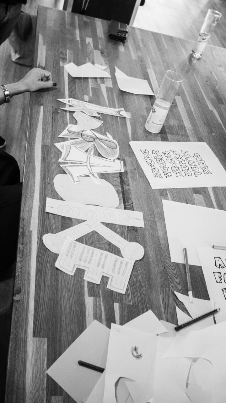 Tisch mit Graffiti Entwürfen