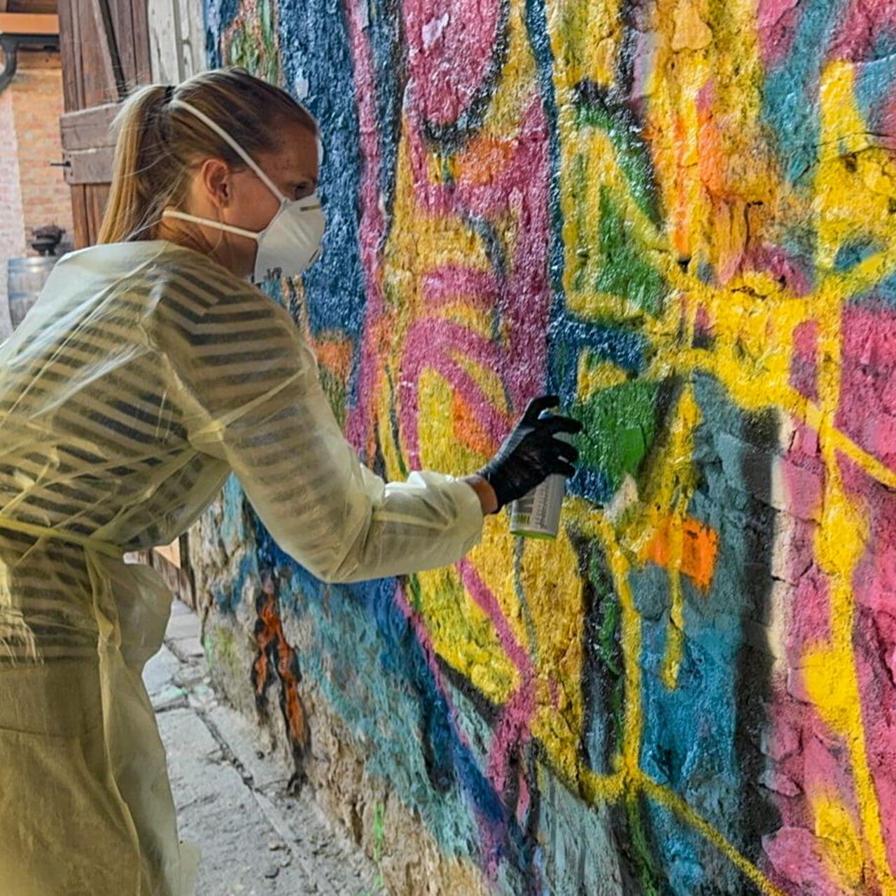 Frau sprüht mit Spraydose