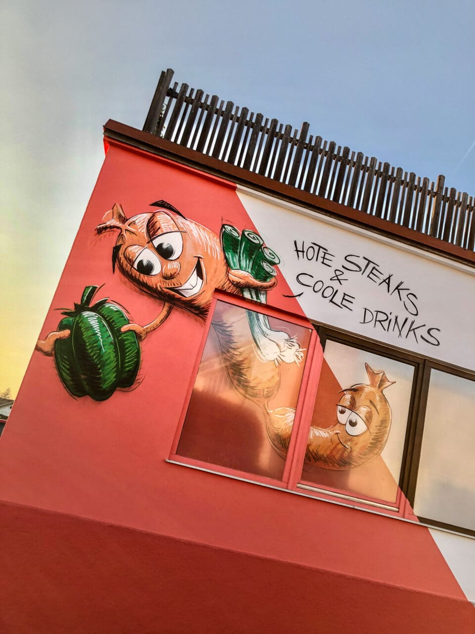 Firmenfassade mit Würstelfigur