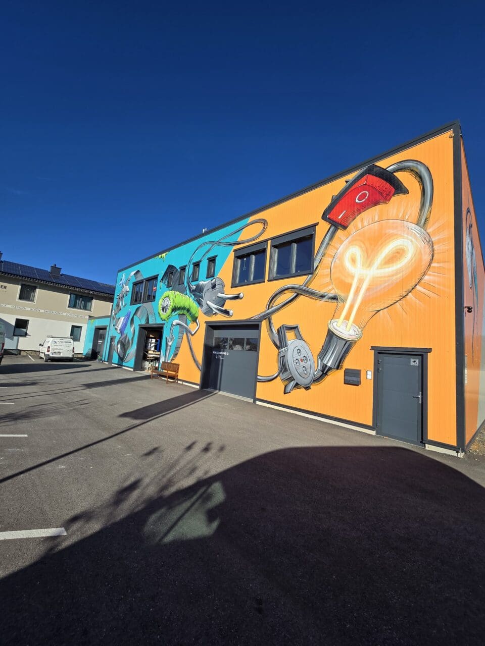 moderne Firmenhalle mit Graffiti