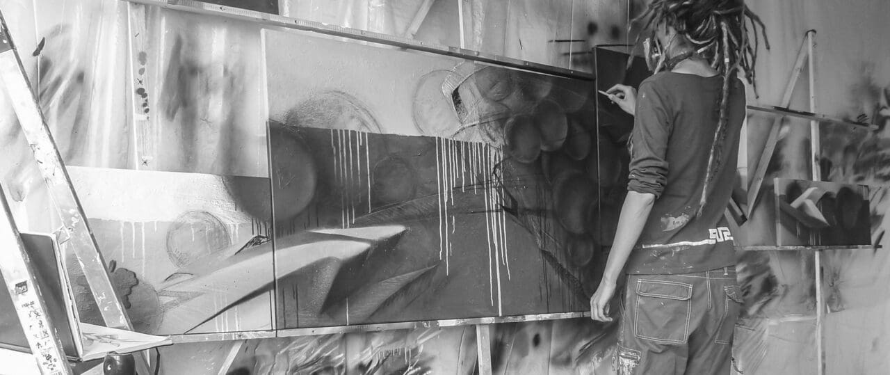 Künstlerin arbeitet an Keilrahmen