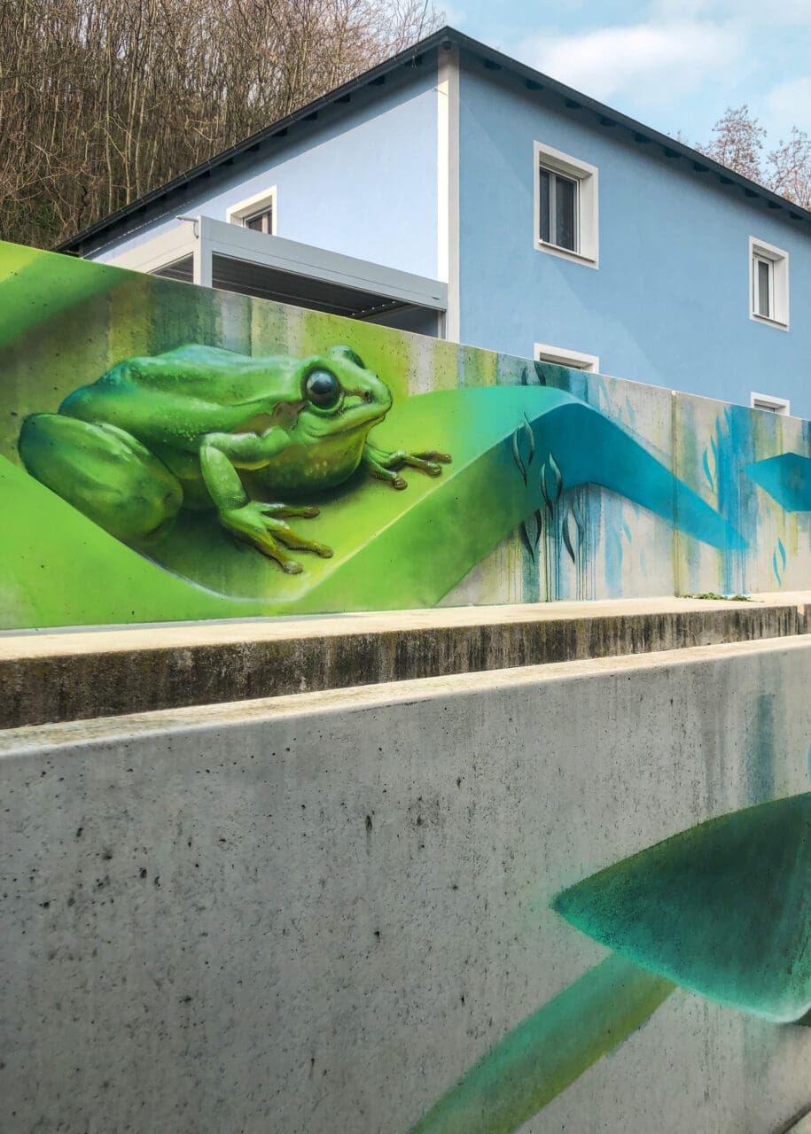 Frosch Kunstwerk für Stützmauer