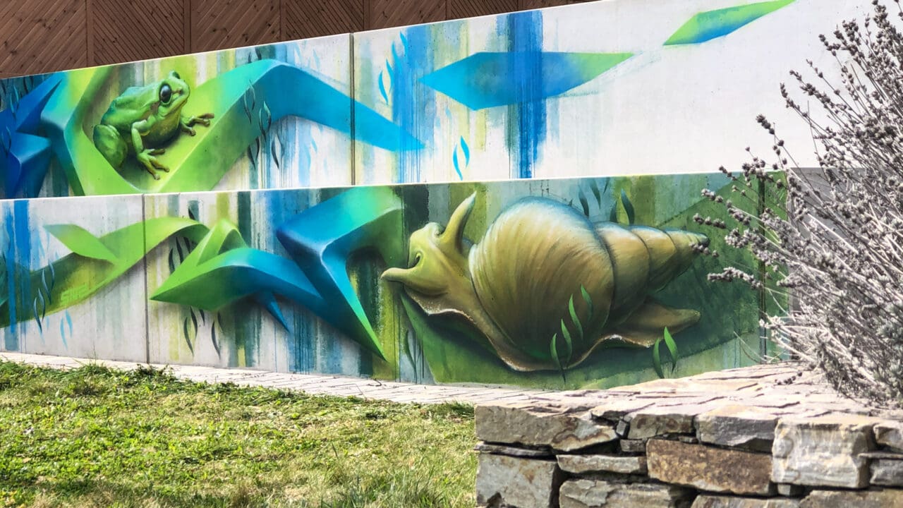 Betonmauern mit Teichthema verwandelt