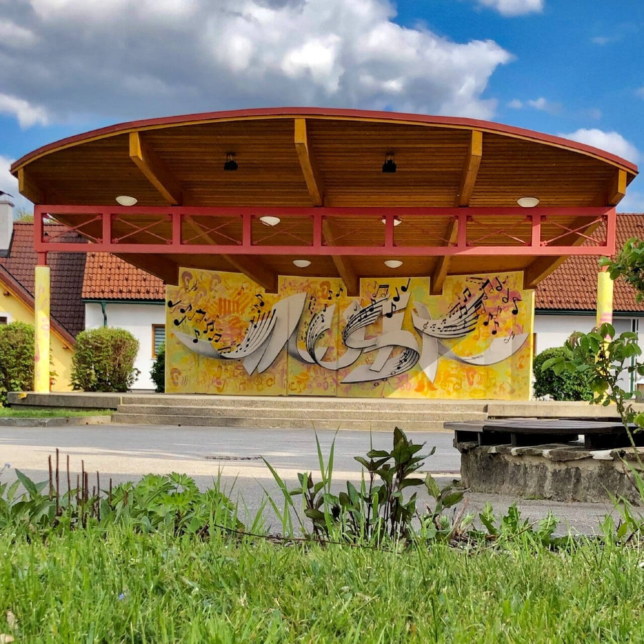 Musikpavillon mit Wandkunstwerk