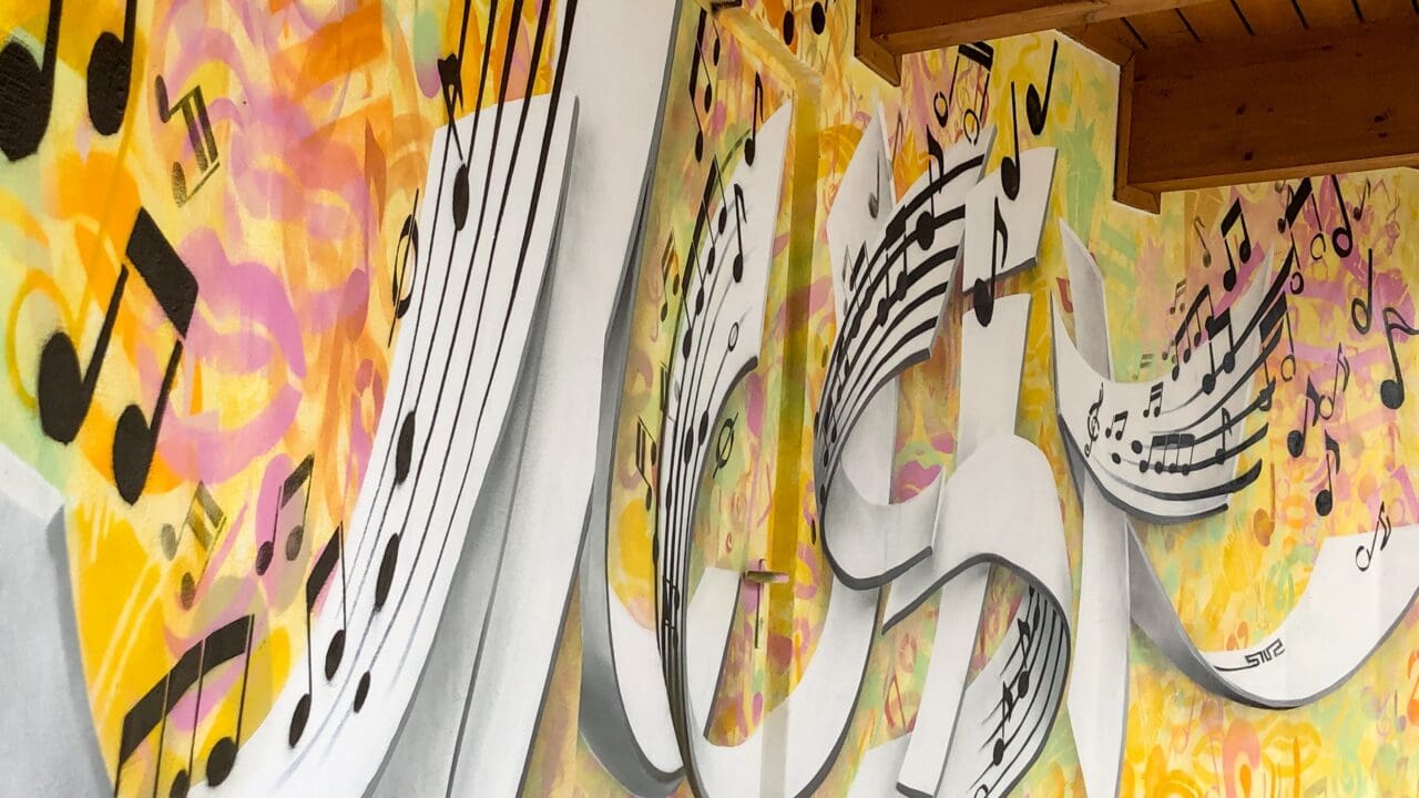 Musikpavillon mit Bühnenbild-Wandkunstwerk
