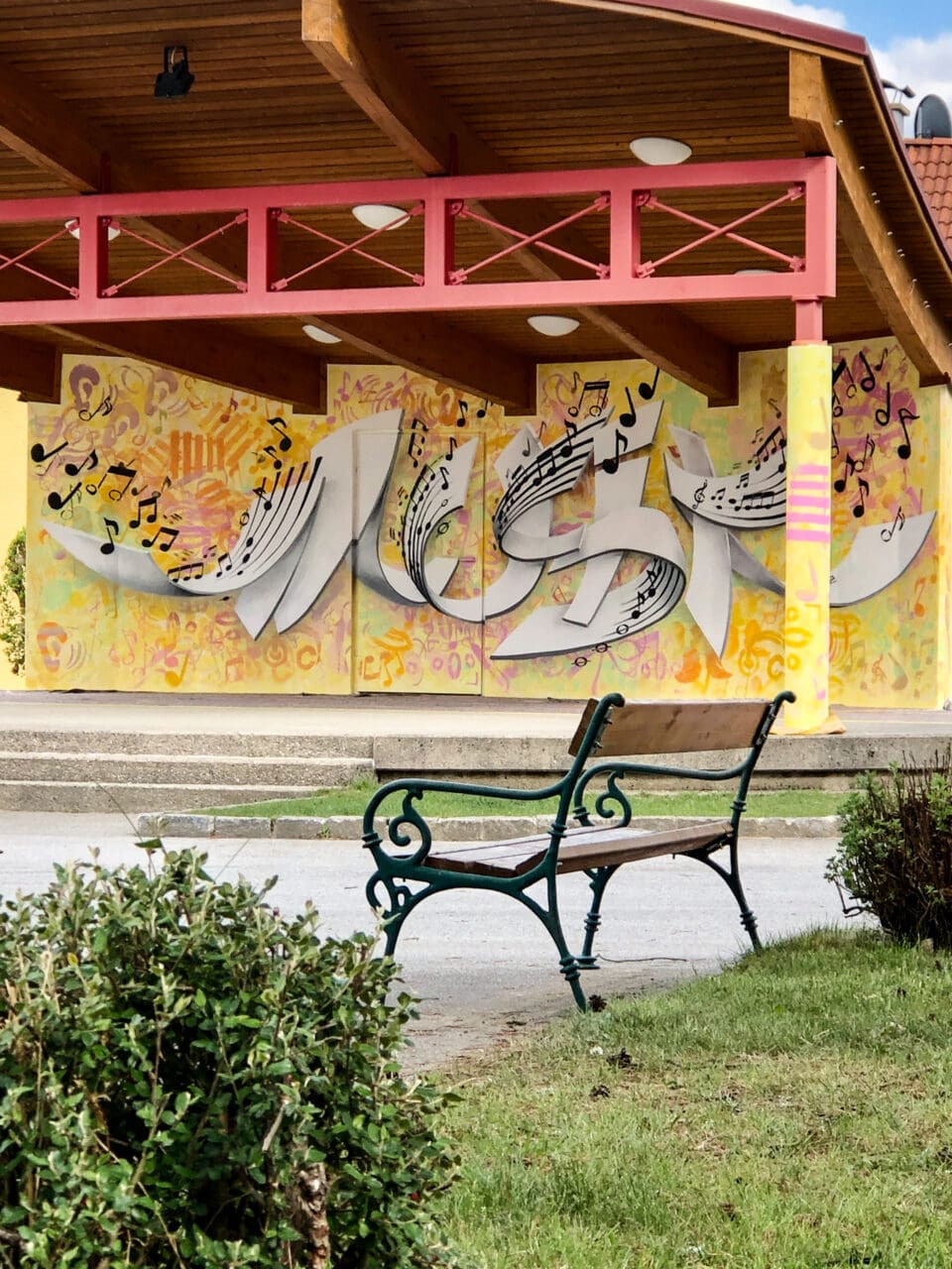 Musikpavillon mit Wandkunstwerk