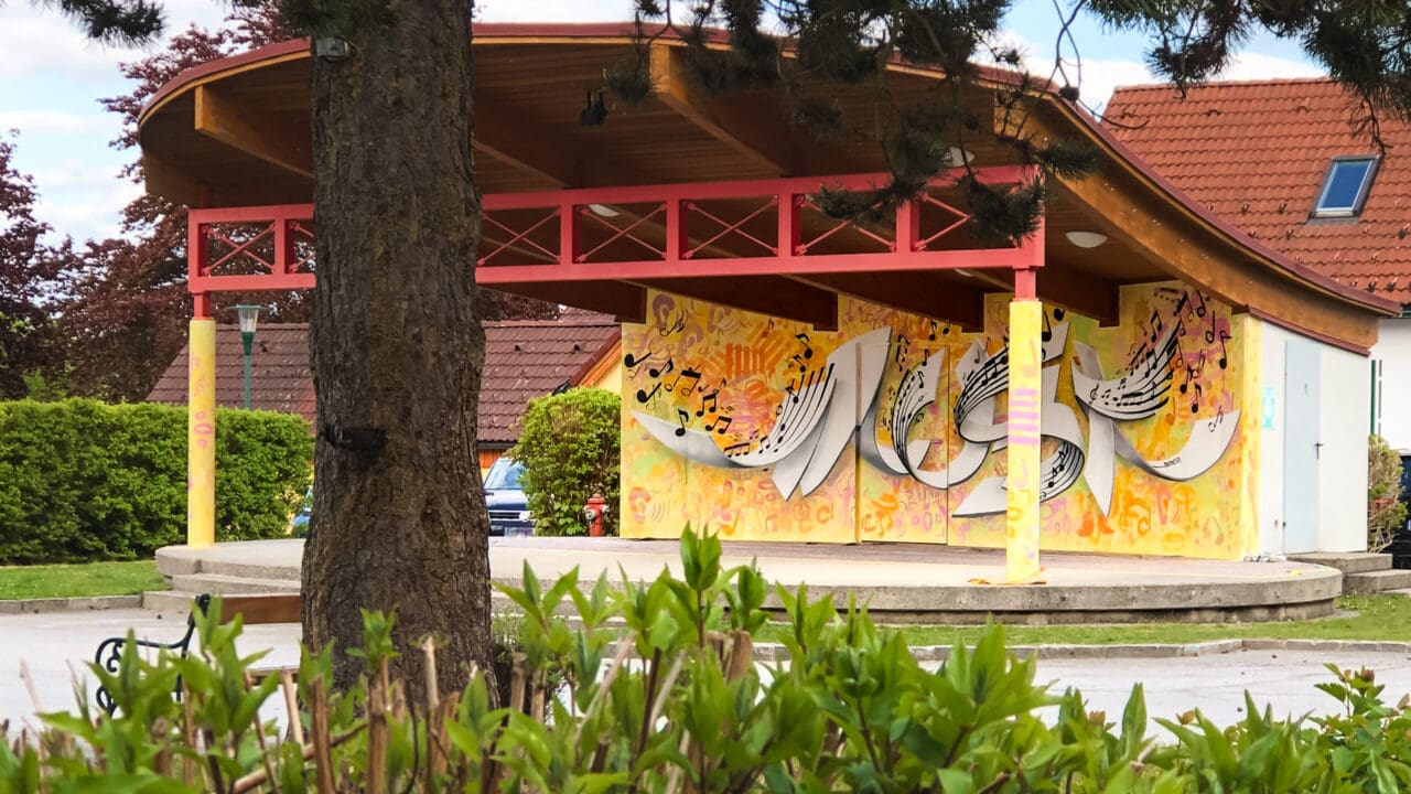 Musikpavillon mit Wandkunstwerk