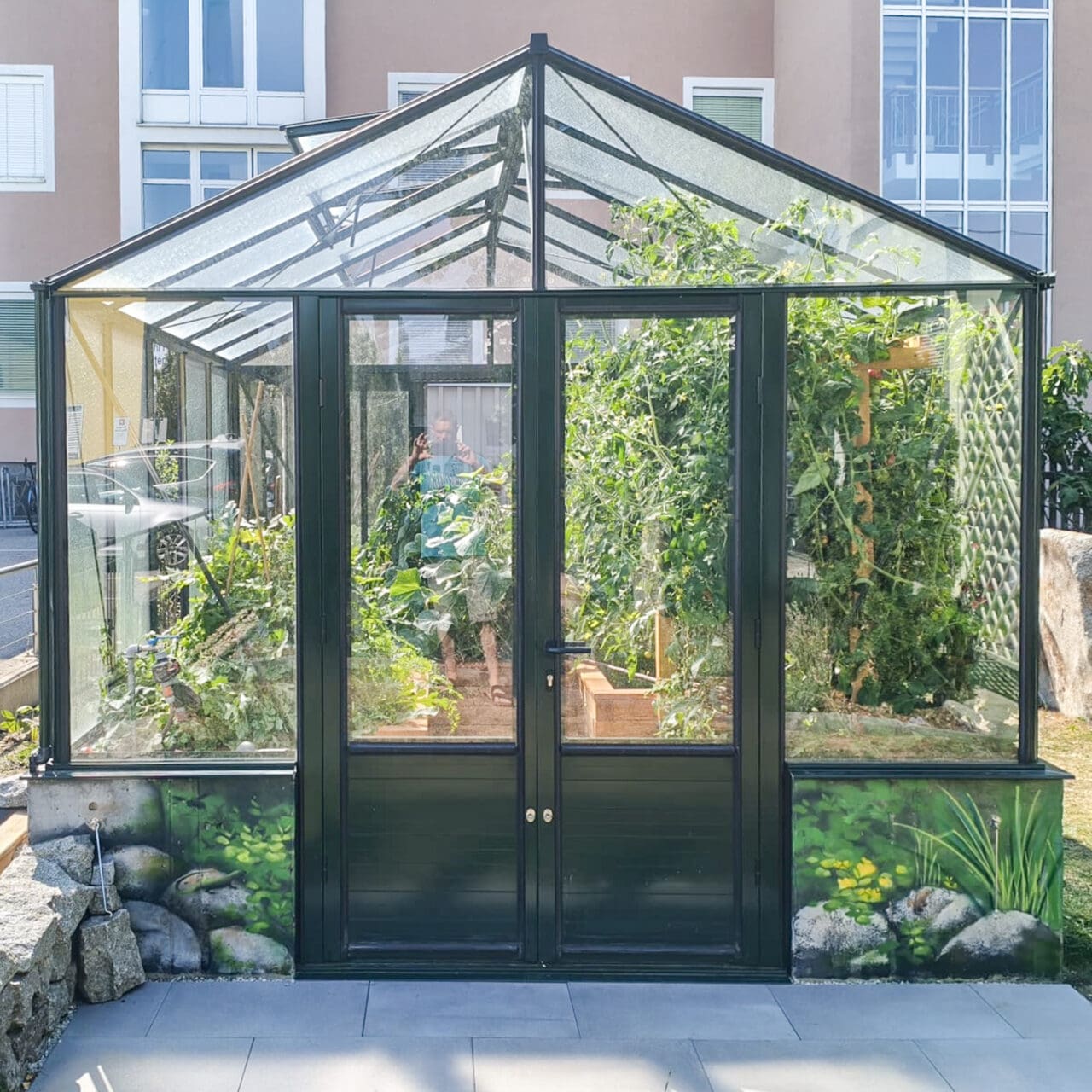 Naturmotiv Glashaus Betonsockel
