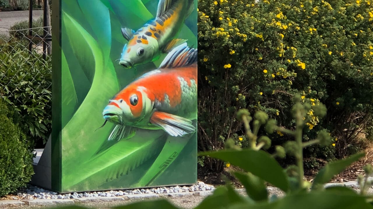 Kunstwerk mit Koi für Einfahrt