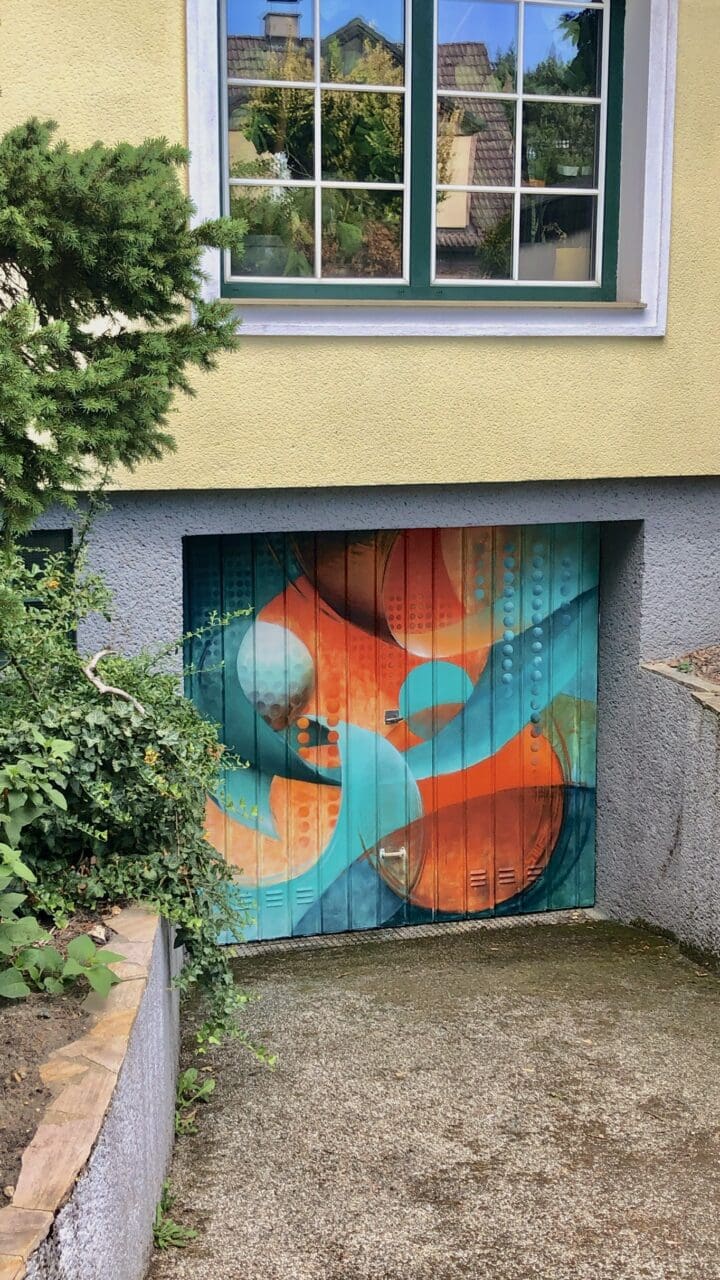 Garagentor mit Kunstwerk